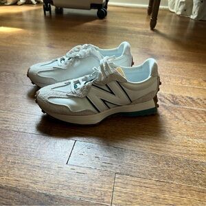 New Balance 327 Casual Sneaker